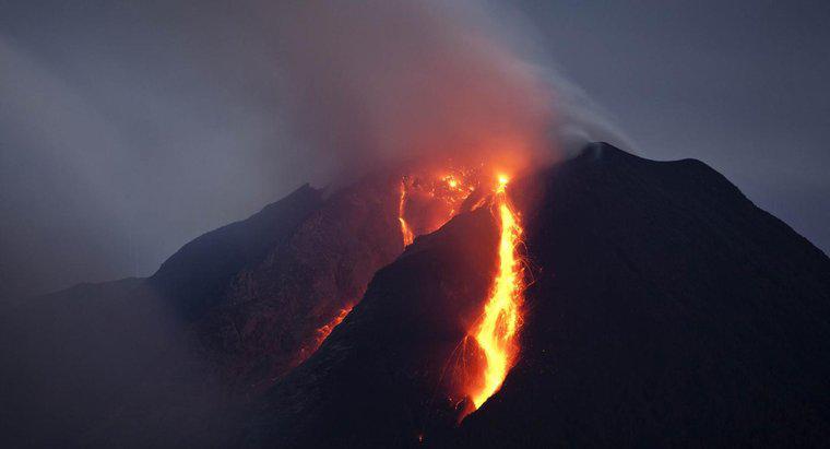 ¿Cómo afectan los volcanes a la litosfera?