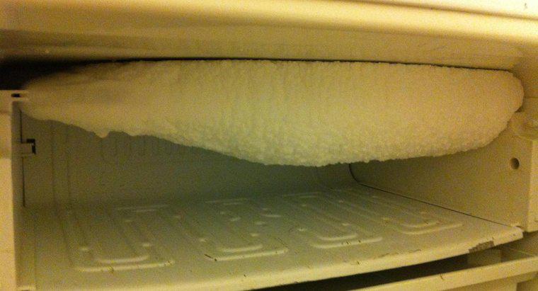 ¿Qué causa la formación de escarcha en un congelador?