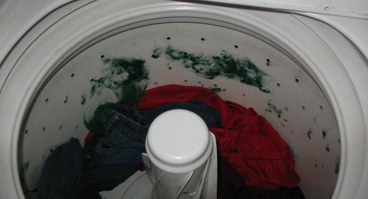 ¿Cómo ubicar el filtro de pelusa en una lavadora?