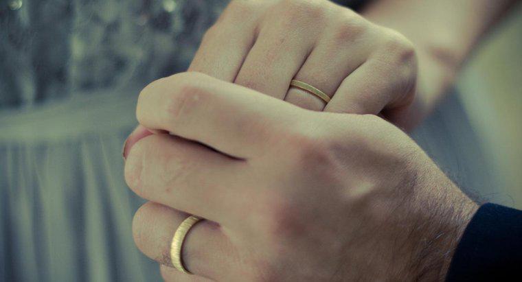 ¿Cómo se calcula el tamaño de los anillos de hombres y mujeres?