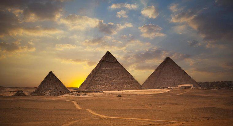 ¿En qué dirección se enfrentan las pirámides?