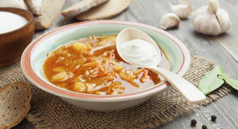 ¿Qué es una receta judía para la sopa de repollo?