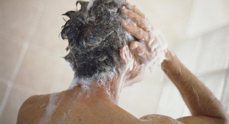 ¿Qué tipo de champú ayuda a deshacerse de las espinillas del cuero cabelludo?