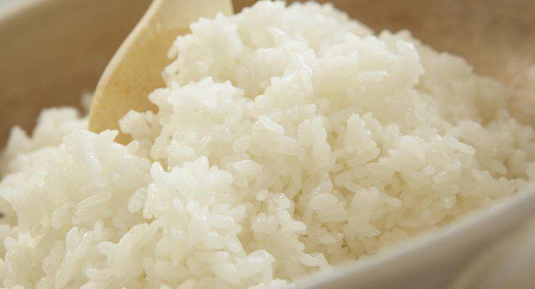 ¿Cuánto tiempo puedo mantener el arroz cocido en el refrigerador?