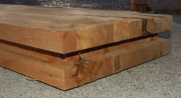 ¿Cuánto cobra Lowes por las piezas de madera de 2x4?