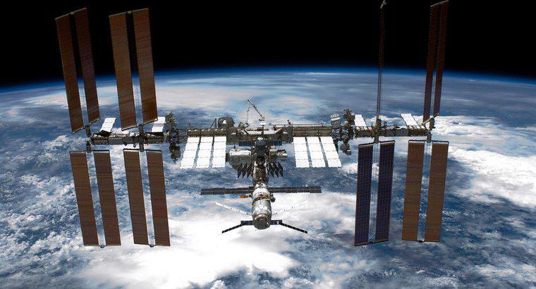 ¿Cuánto tiempo tarda la Estación Espacial Internacional en orbitar la Tierra?