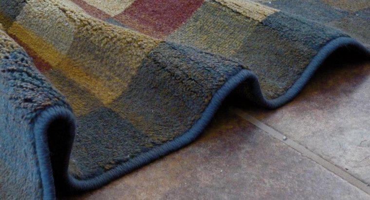 ¿Cómo se puede aplanar una alfombra arrugada?