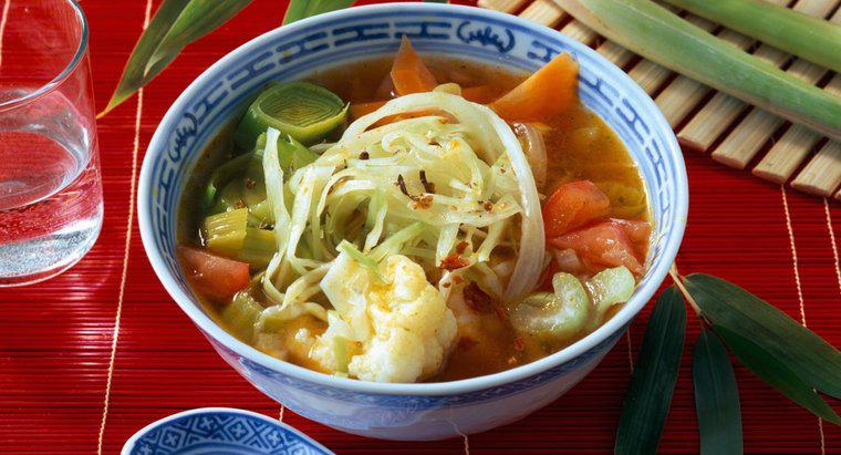 ¿Qué especias complementan mejor la sopa de col de verduras?