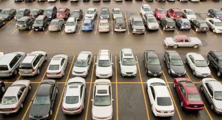 ¿Qué tan grande es un espacio de estacionamiento?