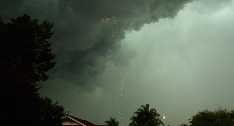 ¿Cómo se relacionan las tormentas eléctricas y los tornados?