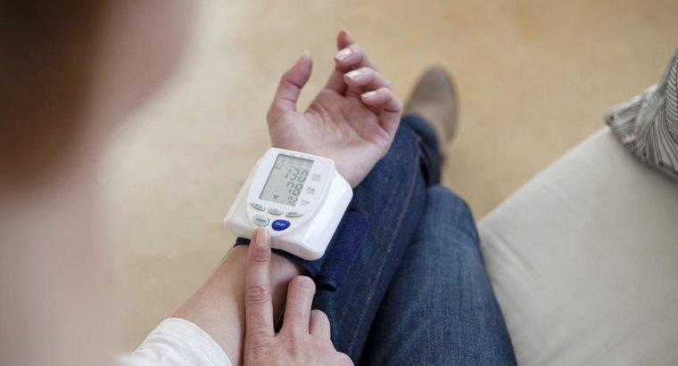 ¿Cómo puede controlar su presión arterial en casa?