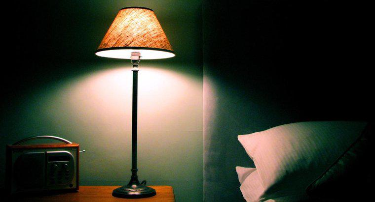 ¿Qué causa que las luces se atenúen en una casa?