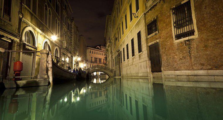 ¿Qué tan profundos son los canales de Venecia, Italia?