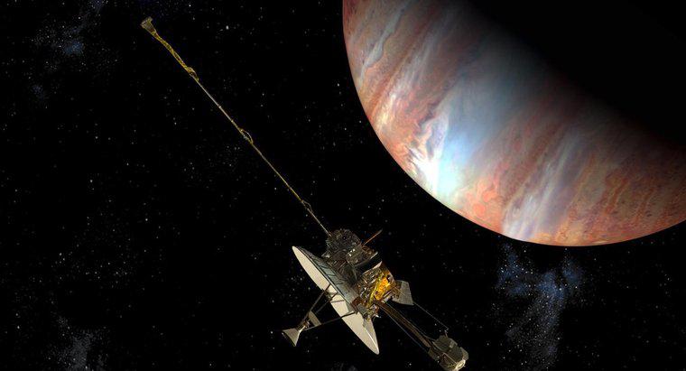 ¿Cuánto tiempo le lleva a Júpiter completar una revolución alrededor del Sol?