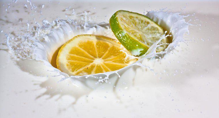 ¿Por qué la leche se cuaja cuando se agrega jugo de limón?