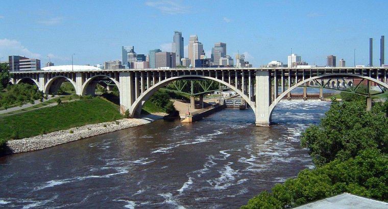 ¿Cuántos puentes cruzan el río Mississippi?