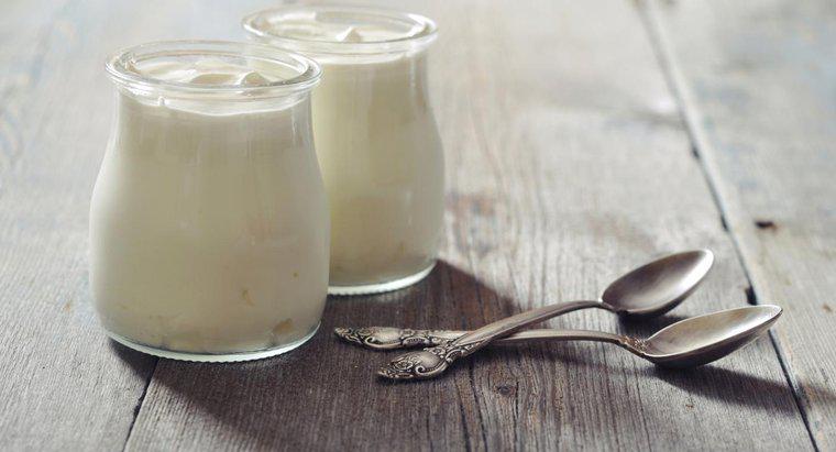 ¿Cuáles son algunas marcas de yogur bajo en grasa y azúcar?