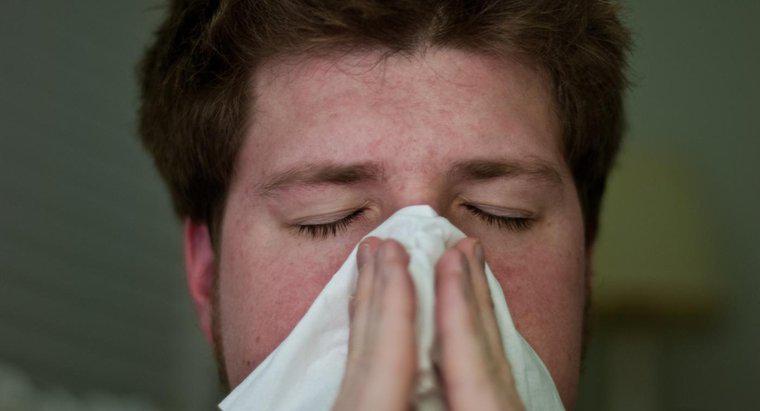 ¿Por qué me duele el pecho cuando estornudo?