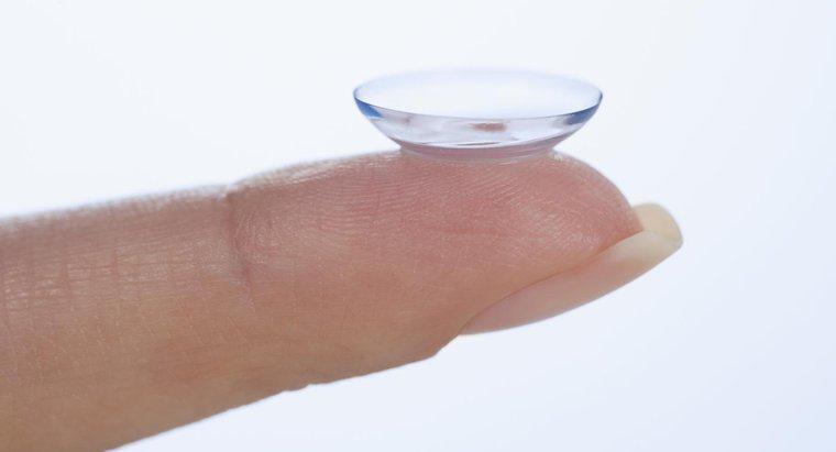 ¿Cuáles son algunos problemas con los implantes de lentes tóricas?