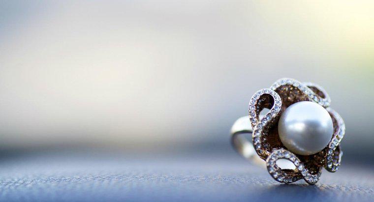 ¿Cómo se utilizan los acentos de diamantes en la joyería?