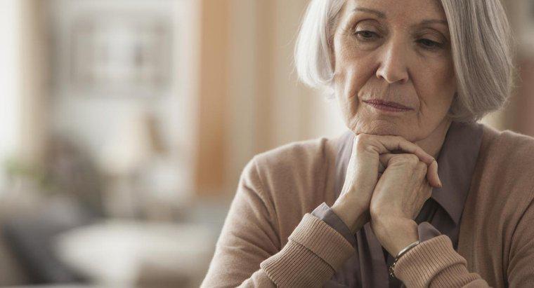 ¿Cuáles son los síntomas de niveles bajos de sodio en personas mayores?