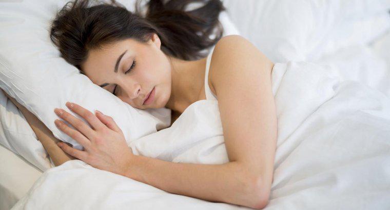 ¿Cuáles son algunas causas de entumecimiento en las manos mientras duerme?