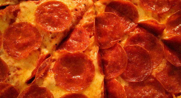 ¿Cuántas calorías hay en una rebanada de pizza de pepperoni?