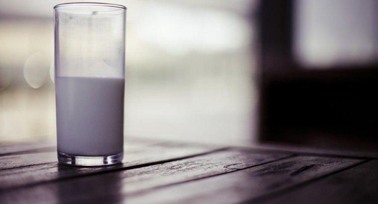 ¿Cuánto tiempo puede sentarse la leche antes de echarse a perder?