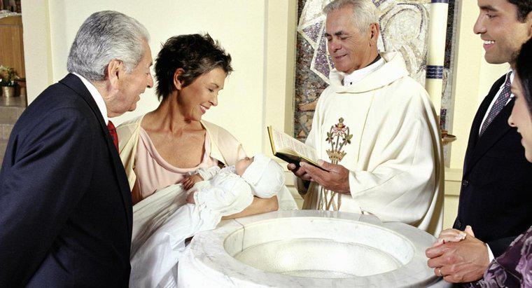 ¿Qué sucede en una ceremonia de bautizo?