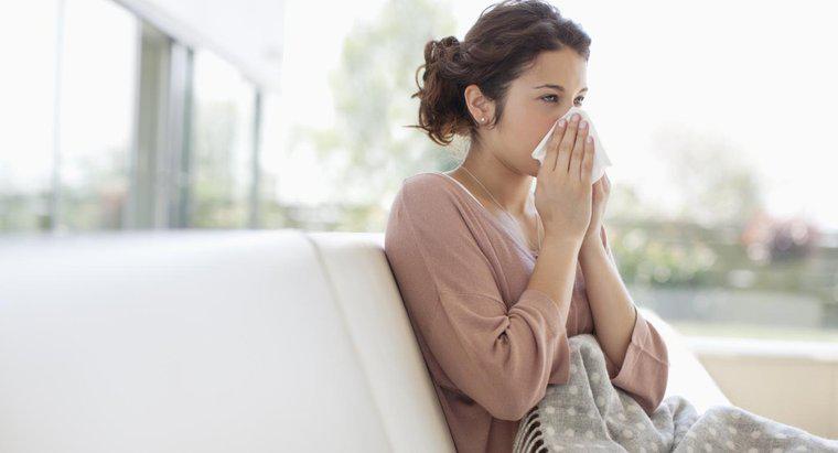 ¿Cuáles son algunas formas de tratar los síntomas de un resfriado de cabeza?