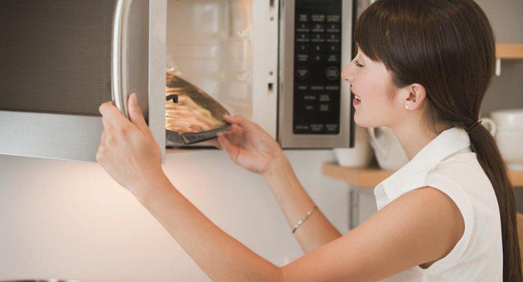 ¿Qué significa el vataje en hornos de microondas?
