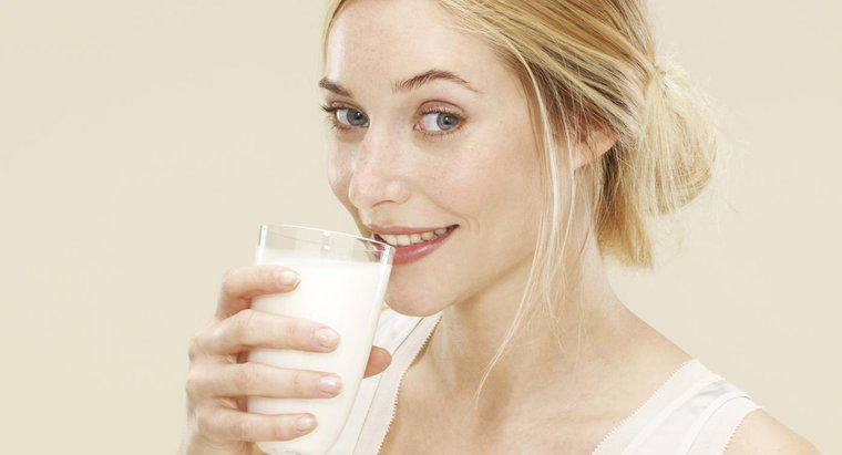 ¿Puede un adulto beber demasiada leche?