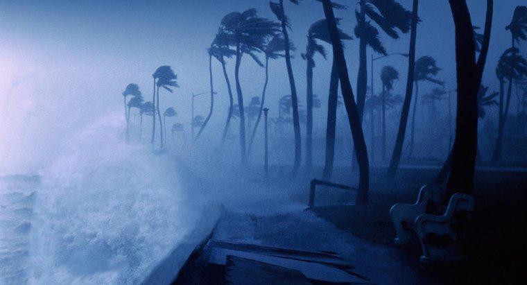 ¿Cuál es la velocidad mínima de los vientos de huracán?