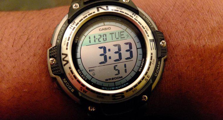 ¿Cómo se establece la hora en un reloj digital?