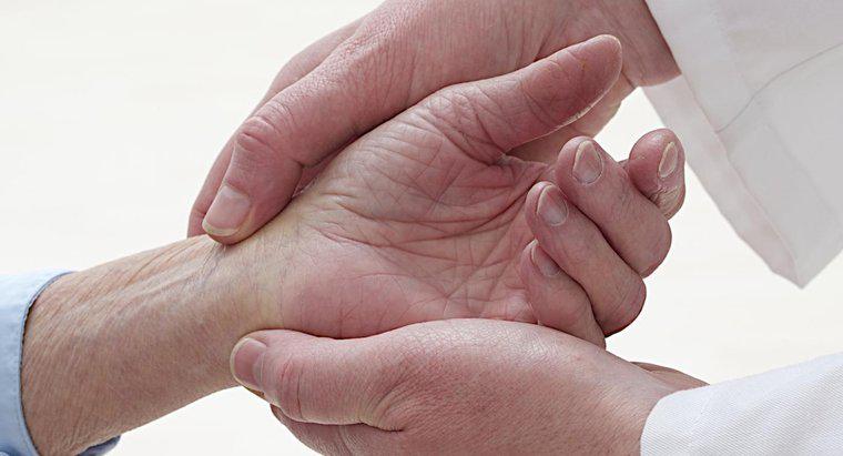 ¿Qué puede causar hormigueo en los dedos de la mano izquierda?