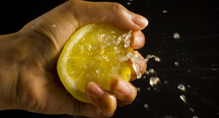 ¿Por qué el jugo de limón evita que la fruta se vuelva marrón?