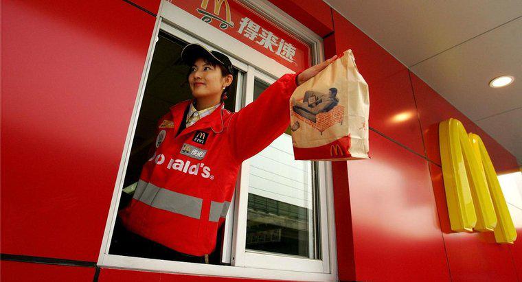 ¿Dónde los empleados de McDonald's compran sus uniformes?