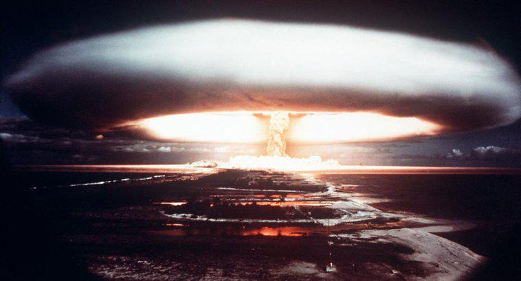 ¿Cuáles son las ventajas y desventajas de las armas nucleares?