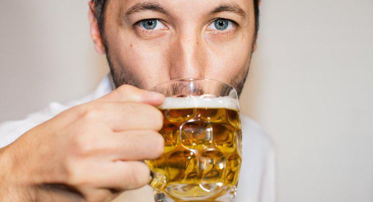 ¿Por qué debería dejar de beber alcohol siete días antes de la cirugía?