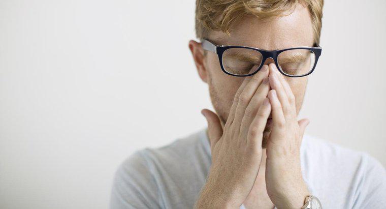 ¿Por qué los síntomas de un dolor de cabeza sinusal empeoran cuando se inclina?