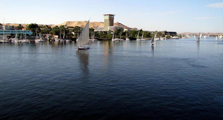 ¿En qué dirección fluye el río Nilo?