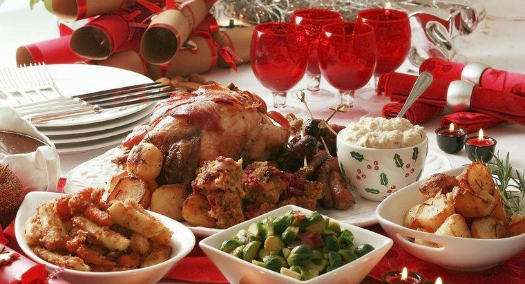 ¿Cuáles son algunos elementos populares del menú para servir en la cena de Navidad?