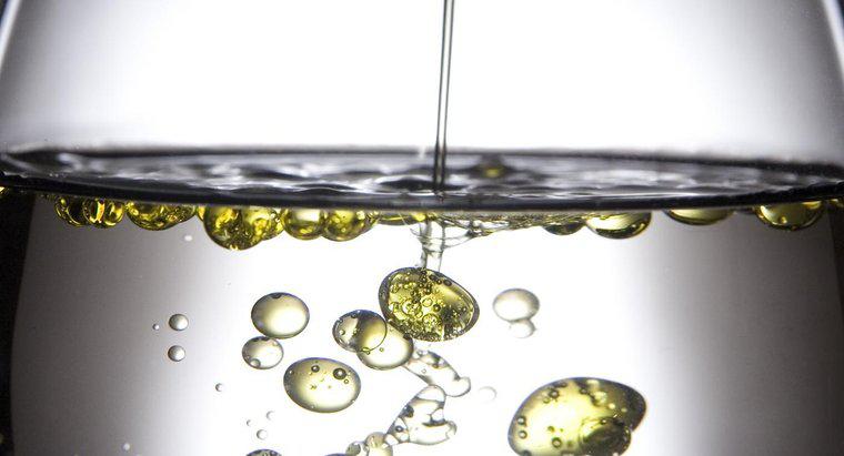 ¿Por qué el aceite y el agua no son miscibles?