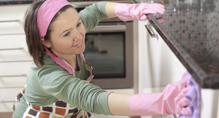 ¿Cómo limpiar los gabinetes de cocina grasientos?