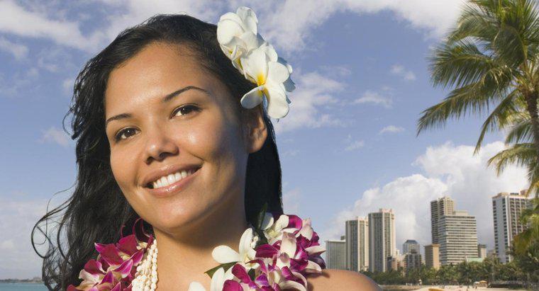 ¿Cuál es el significado de la tradición hawaiana de usar una flor detrás de la oreja?