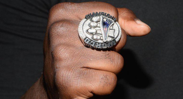¿Cuál es el rango de precios para los anillos de réplica del Super Bowl?
