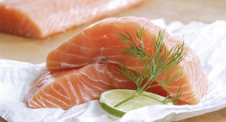 ¿Cuánto tiempo se conserva el salmón crudo en la nevera?