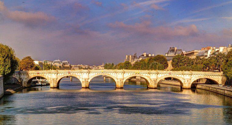 ¿Cuál es el nombre del río que corre a través de París?