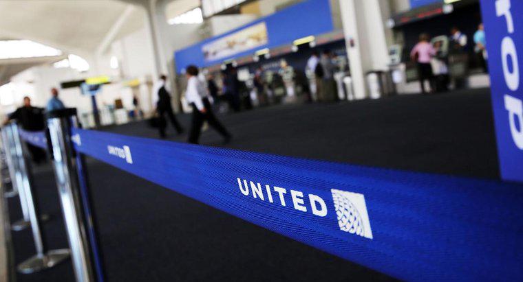 ¿Cómo puede comunicarse con United Airlines por teléfono?