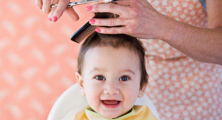 ¿Cómo se le da un primer corte de pelo a un bebé?